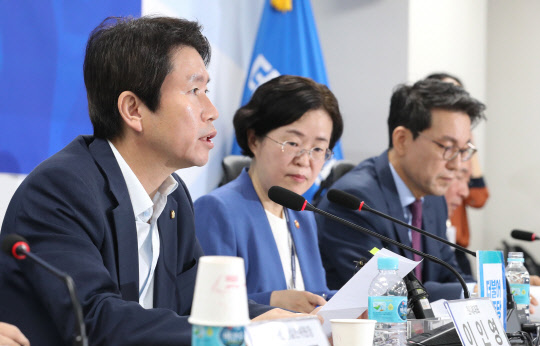 이인영 민주당 원내대표가 23일 국회 의원회관에서 열린 민주당 을지로위원회 '가맹점주 경영여건 개선대책 발표 및 우수 상생협력 사례발표' 당정청 민생현안회의 에서 발언하고 있다. 연합뉴스
